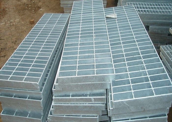China Korrosionsbeständiger galvanisierter kratzender Metallstahlgehweg des Silber-32 x 5 fournisseur