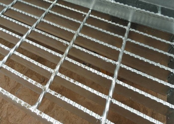 China Galvanisiertes gezacktes Stahlgitter für Material der Bodenplatte-Q235low Cardon fournisseur