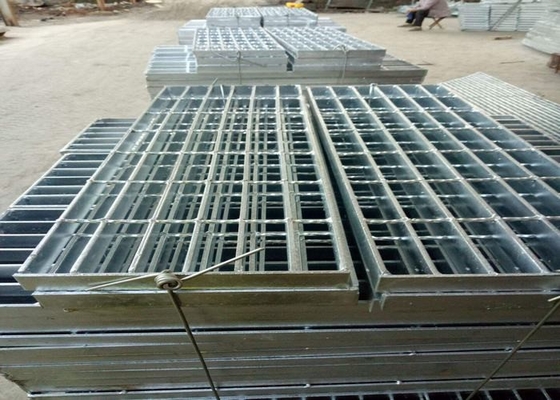 China Treppen-Schritte ASTM Q235 SS304 Metall, Treppen-Schritt des Edelstahl-25 x 3 fournisseur