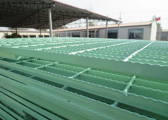 China PVC beschichtete Brücken-kratzenden Gehweg, galvanisierte gezackte Metallgitter-Plattform fournisseur