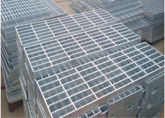 China Stahlstange 30x5, die heißes eingetauchtes galvanisiertes gezacktes Stahl-Gitter zerreibt fournisseur