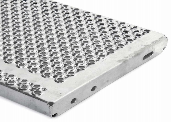 China Perforierte galvanisierte Stahltreppen-Schritte 1,5 - 5mm Stärke-Antibeleg-Oberfläche fournisseur