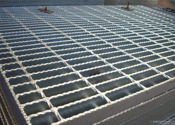 China ISO9001 zackte Stahlgitter für den Fußboden des kundengebundenen Querlatte-Abstandes fournisseur