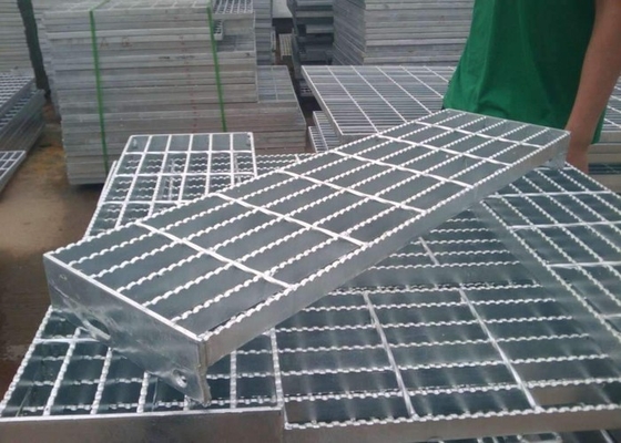 China Dauerhaftes galvanisiertes Stahlschritt-hochfestes Material der treppen-Q235 im Freien fournisseur