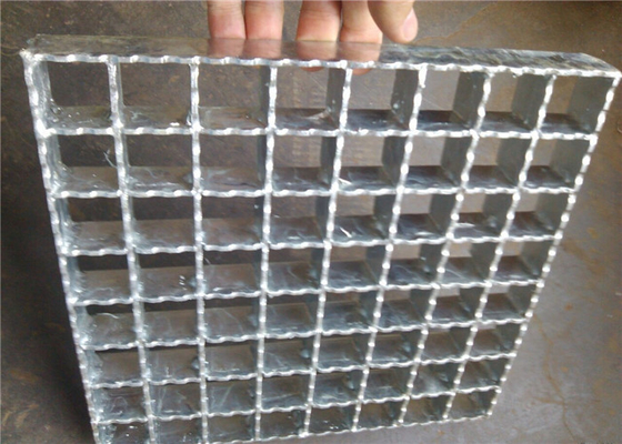 China Warm gewalzter gezackter Stahlgitter galvanisierter Oberflächenleichtgewichtler fournisseur