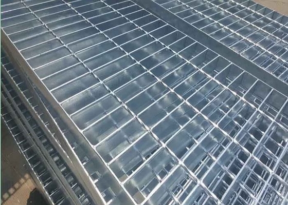 China Einfache Art Metallgehweg-Gitter, 25 x 5/30 x 3 galvanisierte Boden-Gitter fournisseur