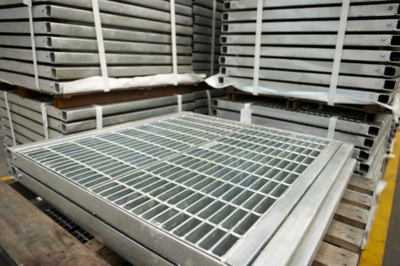 Stufen für Treppen aus Kohlenstoffstahl-Gitterrosten für geschweißte Flachstahl-Gitterrosttreppen