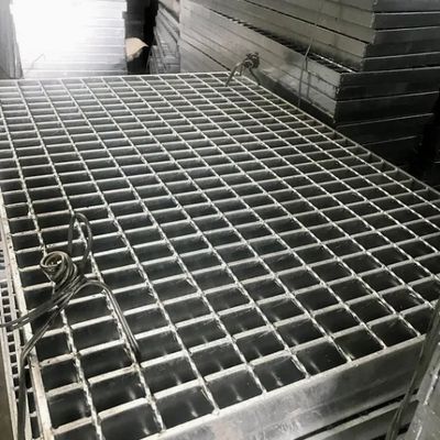 Robuste feuerverzinkte Stahlrost-Schachtabdeckung, Treppenstufe, Bodenablauf für Plätze