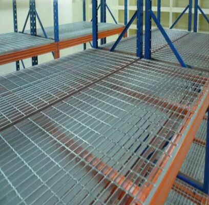 Hot Dip Galvanized Stahlgitterboden mit 25x5mm Lagerstange für industrielle Gehwegsplattform