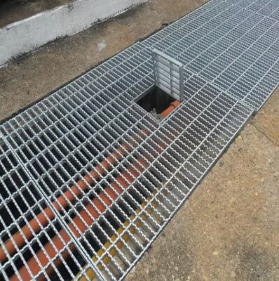 Verzahnter, verzinkter Stahlrost mit 20x3 Tragstab für Plattformentwässerung und Grabenabdeckungen