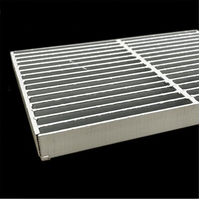 Verzahnter, verzinkter Stahlrost mit 20x3 Tragstab für Plattformentwässerung und Grabenabdeckungen