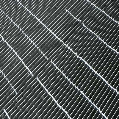 Hot DIP Galvanisierte Stahlgitterplattform mit Korrosionsschutz-Eigenschaften und anpassbaren Designs für den industriellen Einsatz