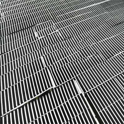 Feuerverzinkter, gezahnter Stahlrost mit 30 mm Abstand für hochbelastbare Bodenroste