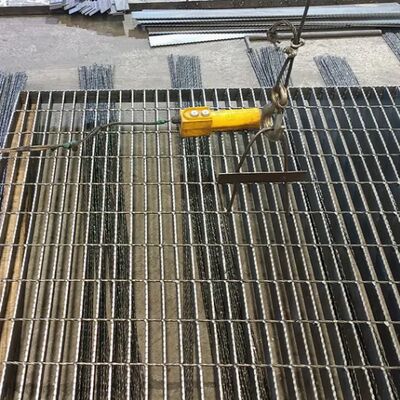Hot DIP Galvanized Heavy-Duty Steel Grating mit rutschfeste Oberfläche für Industrieböden