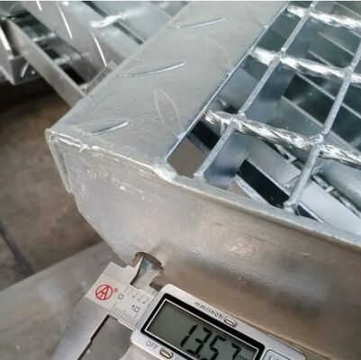 Korrosionsbeständige, hochbelastbare, verzinkte Stahl-Stufen mit rutschfester Oberfläche für sichere Gehwege