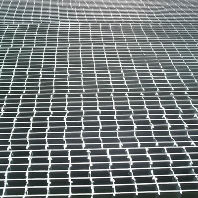 Hot-Dip Galvanized Stahlgitter Treppenlauffläche mit rutschfeste Oberfläche und anpassbare Größen für den Bau