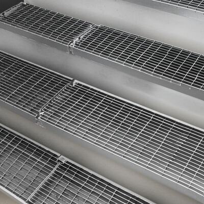 Feuerverzinkte Stahl-Treppenstufen mit Anti-Rutsch-Nasen und anpassbaren Größen für den industriellen Einsatz