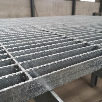 Zernförmiges galvanisiertes Stahlgitter mit 25x5 mm Lagerstange für langlebige Gehwege und Plattformen