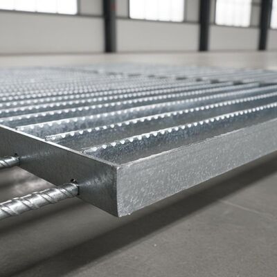 Rust-Proof Galvanized Serrated Steel Grating with 25x5 mm Bearing Bar for Anti-Slip Platforms