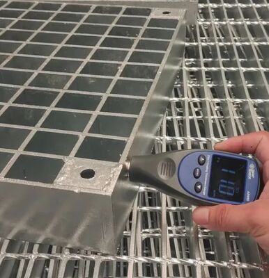 OEM angepasste Hot-Dip Galvanized Stahlgitter mit zerknitterten Stangen und 25x3 Lagerstange für industrielle Plattformen