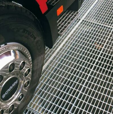Hot DIP Galvanisiertes Stahlgitter mit gezacktem Stil und anpassbaren Größen für industrielle Plattformen