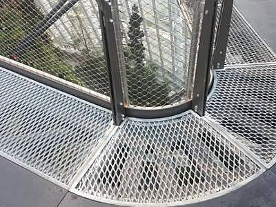 Feuerverzinkter Stahlrost mit rutschfestem Design für hohe Belastbarkeit