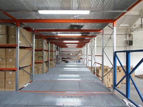Hot-Dip Galvanized Heavy Duty Steel Grating with Serrated Surface for Industrial Platforms