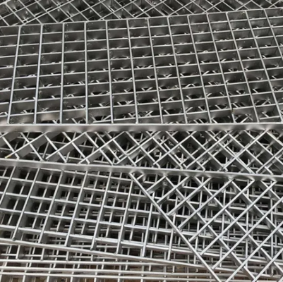 Hot DIP Galvanized Steel Grating with 25x5mm Bearing Bar and Serrated Style for Industrial Walkways
