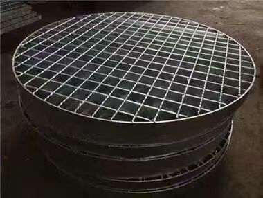 Q235 Walking Steel Grating aus Kohlenstoffstahl mit warmdippverzinkter und gezackter Oberfläche für hohe Festigkeit und Langlebigkeit