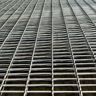 Hot-Dip Galvanized Slip-Resistant Steel Grating mit anpassbaren Größen für industrielle Böden